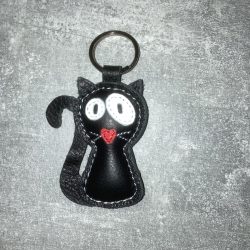 Cathy, a fekete macska bőrkulcstartó