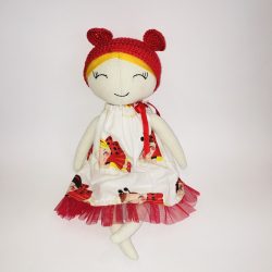 Piros katicás ruhás macibaba