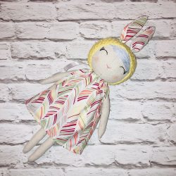 Sárga-zöld vonalas ruhás nyuszibaba