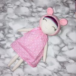 Rózsaszín pöttyös ruhás macibaba